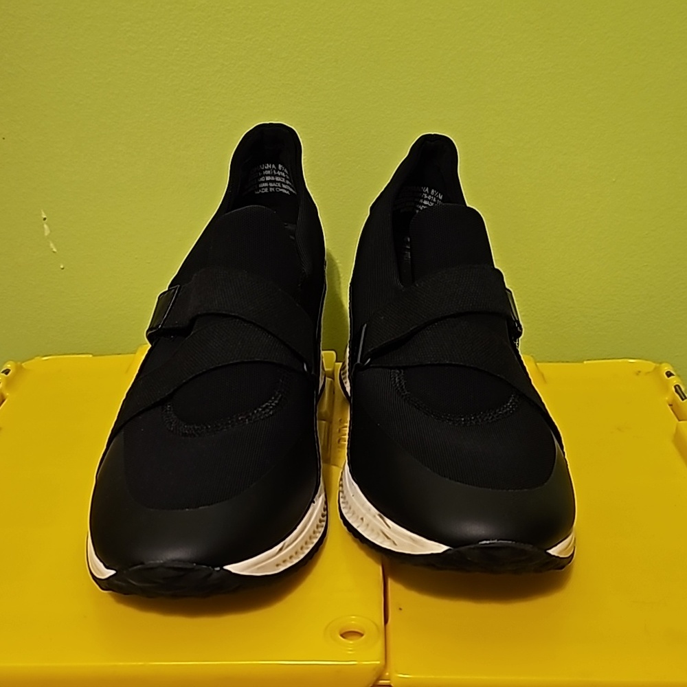 Black platform sneaker
